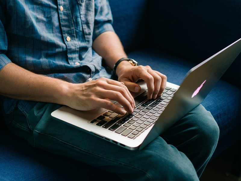 dat-may-tinh-tren-dau-goi-luot-web-co-the-giam-tinh-binh