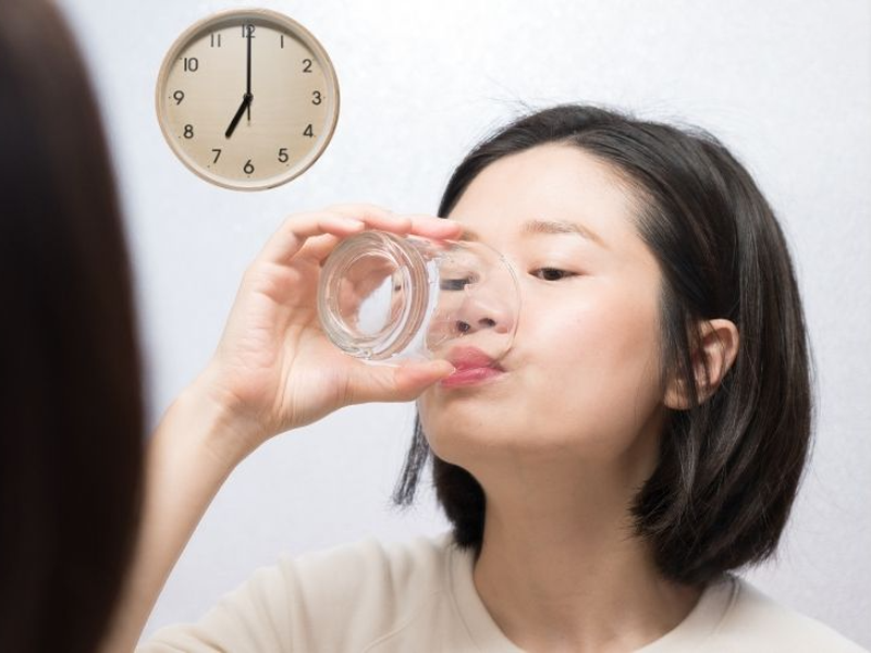 dieu-gi-xay-ra-neu-uong-nuoc-ngay-sau-khi-thuc-day