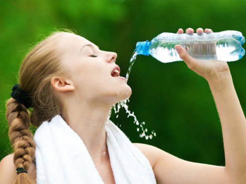 dung-uong-nuoc-ngay-khi-co-the-co-nhung-bieu-hien-nay