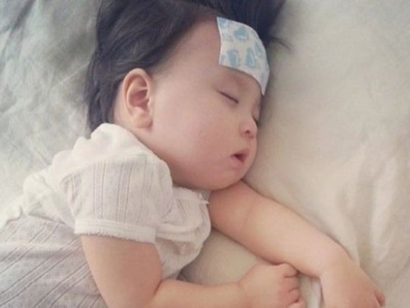 ts-nhi-khoa-khi-tre-bi-sot-tuyet-doi-khong-lam-5-dieu-sau